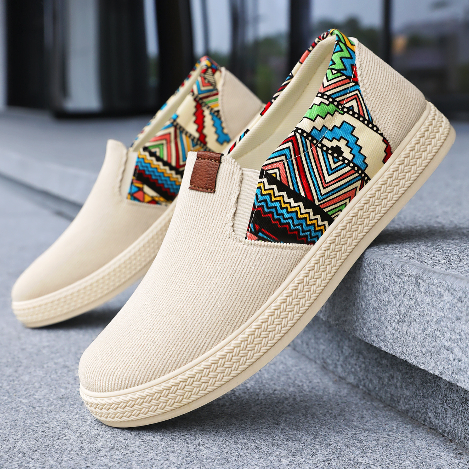 In autumn, the old Beijing men's cloth shoes are breathable canvas shoes. They are casual men's single shoes with a ethnic style and trendy men's cloth shoes full figure
