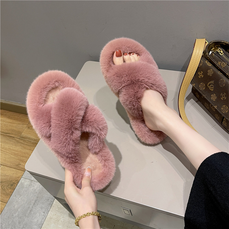 The new Korean version of the "MAO MAO Slippers" for women in the autumn and winter of 2025, which are suitable for lazy people to wear outside, are cross-soled thick-soled open-toe slippers Application Scenario