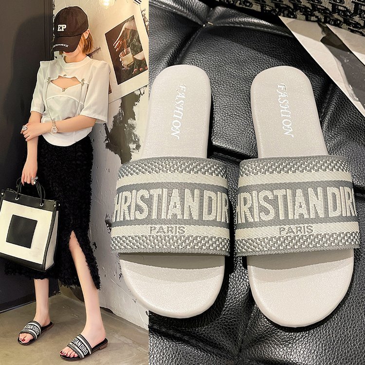 Super popular embroidered slippers for women 2025 summer new style one-piece flat bottom outerwear, fashionable, casual and versatile lazy cool slippers full figure