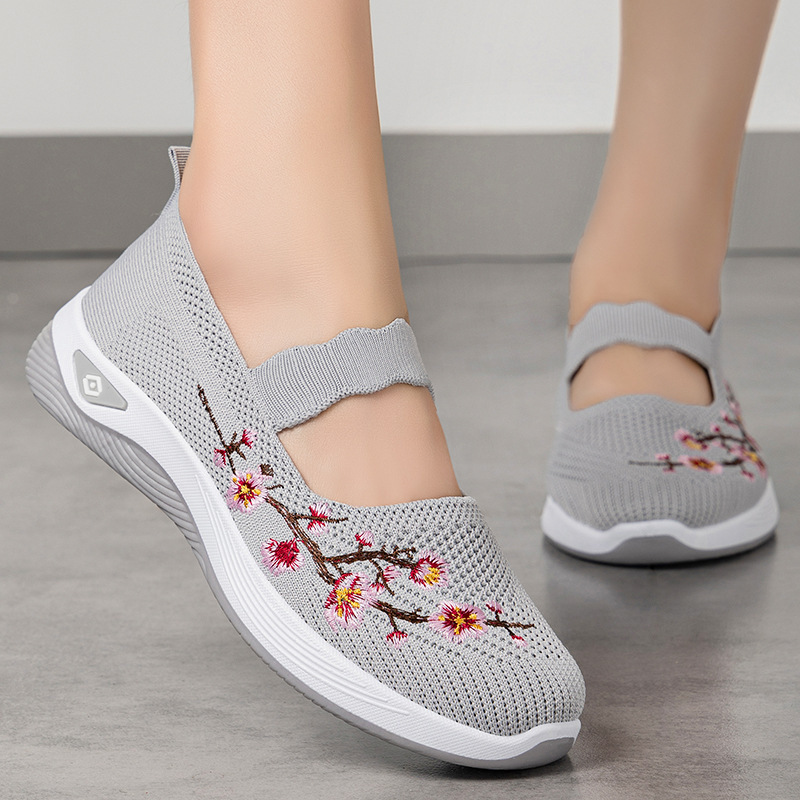 The new style of Beijing cloth shoes for women is versatile, with a shallow opening and soft sole that doesn't tiring the feet. It's a single shoe that can be worn casually with embroidery. It's a mom's shoe for women details Picture