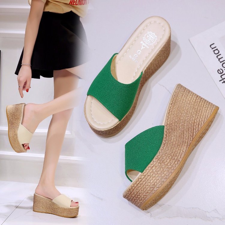 New thick-soled women's European and American fashion flip-flops for summer 2025, one-word Korean women's high-heeled outerwear flip-flops details Picture
