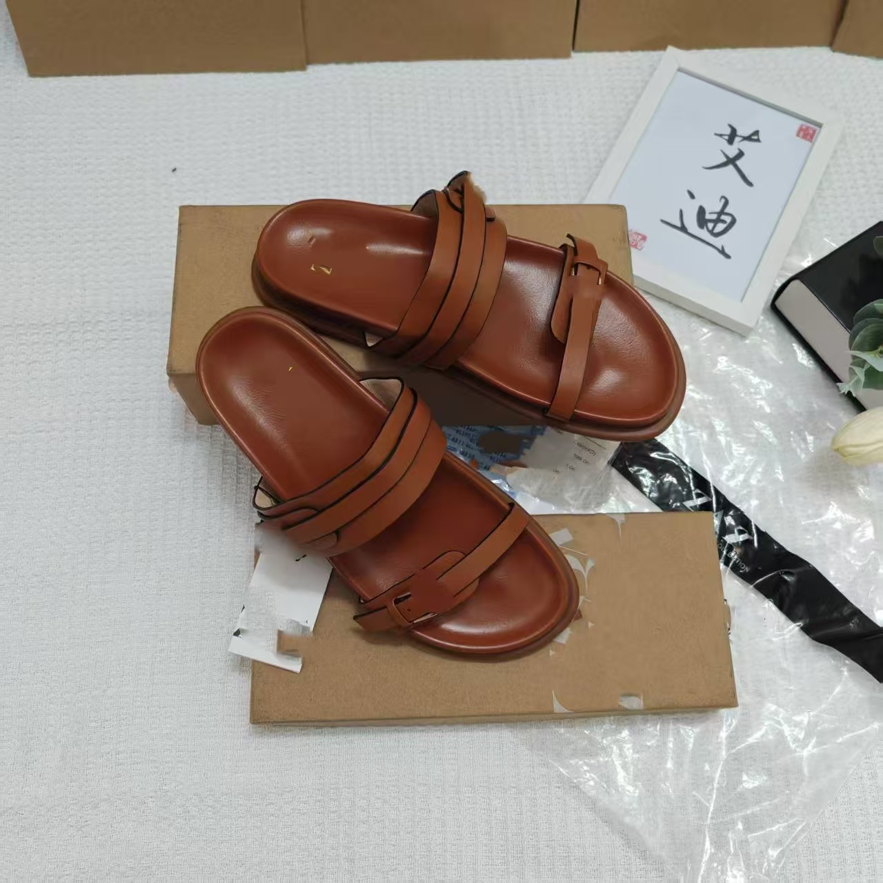Cross-border bestsellers in stock, ins International Station ZAR flat sandals, women's one-piece flip-flops, thick-soled slippers manufacturer, one-piece consignment Application Scenario