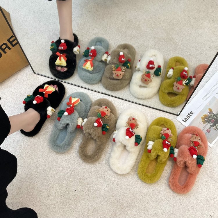 For the autumn and winter of 2025, there are some trendy thick-soled woolen slippers for women. They are versatile for Christmas and can be worn as a fluffy and fashionable one-word flip-flop details Picture
