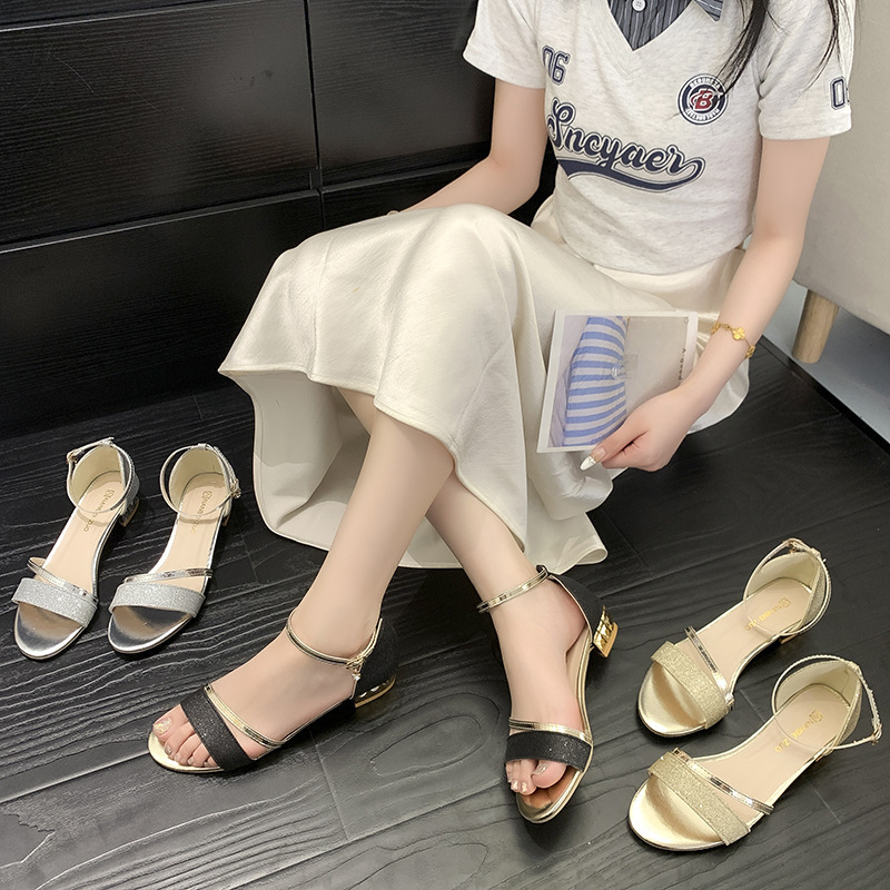 The 2025 summer new style of women's fashionable student sandals and one-strap strap trendy large-sized flat sandals for women full figure