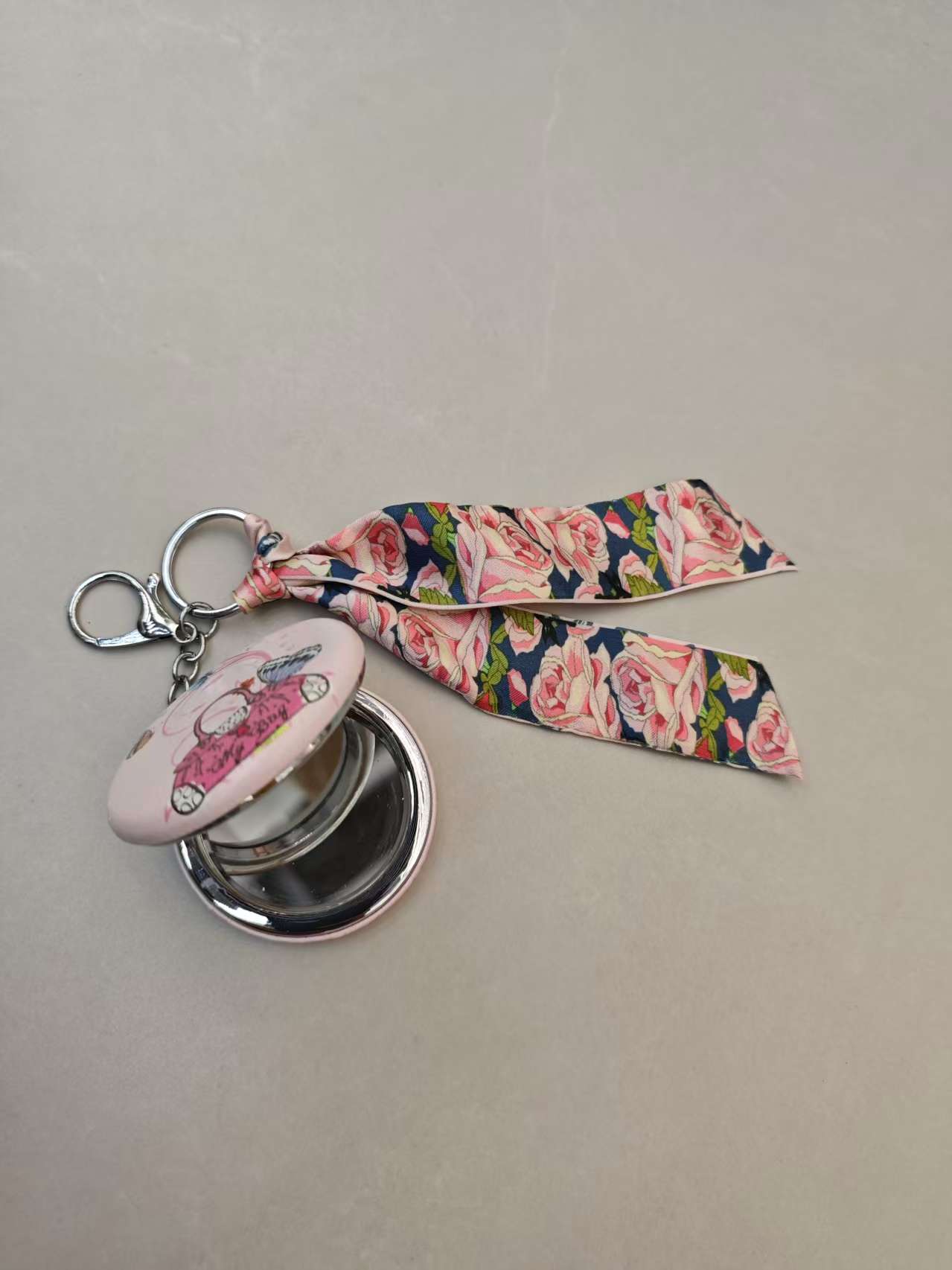 Quality-oriented makeup mirror, bread portable mirror, heart-shaped Valentine's Day convenient and small mirror, round mirror with keychain Application Scenario