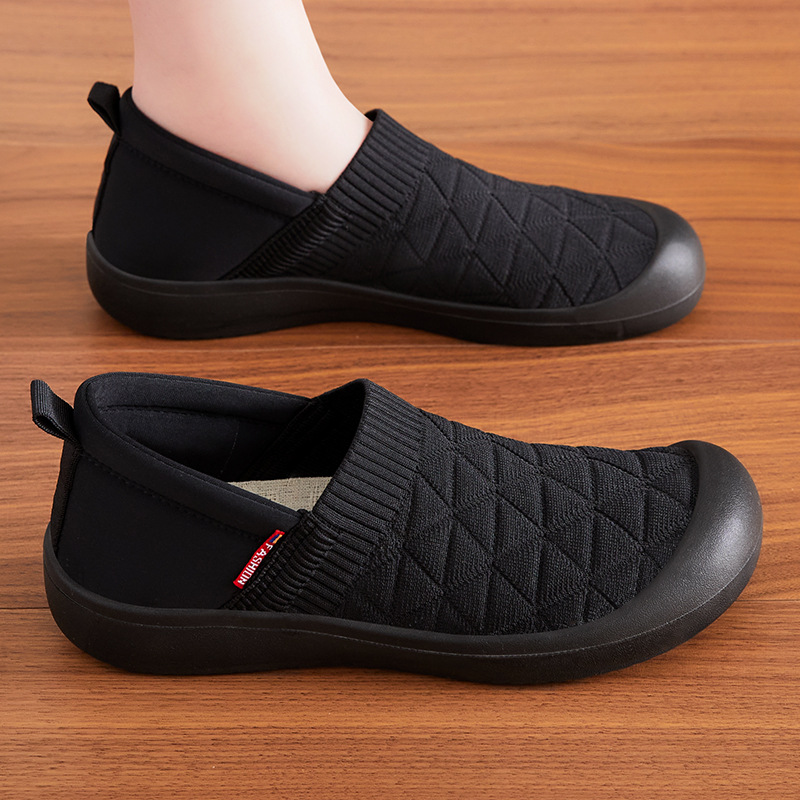 The new autumn collection of shoes for women is a light, flat shoe with a soft sole that is comfortable and versatile. It's a classic Beijing cloth shoe for women Specification drawing