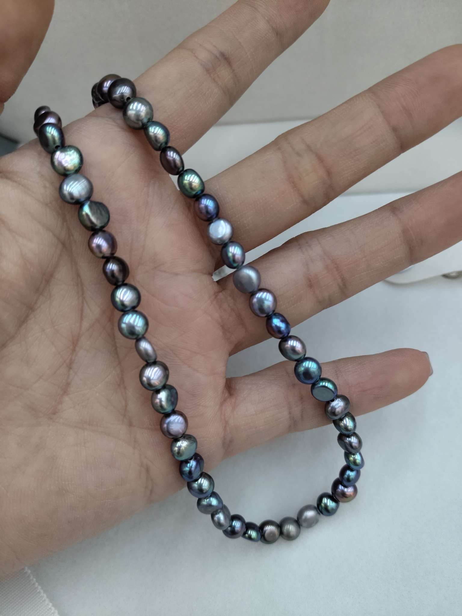 A fashionable and simple layering necklace made of natural pearls for both men and women Specification image