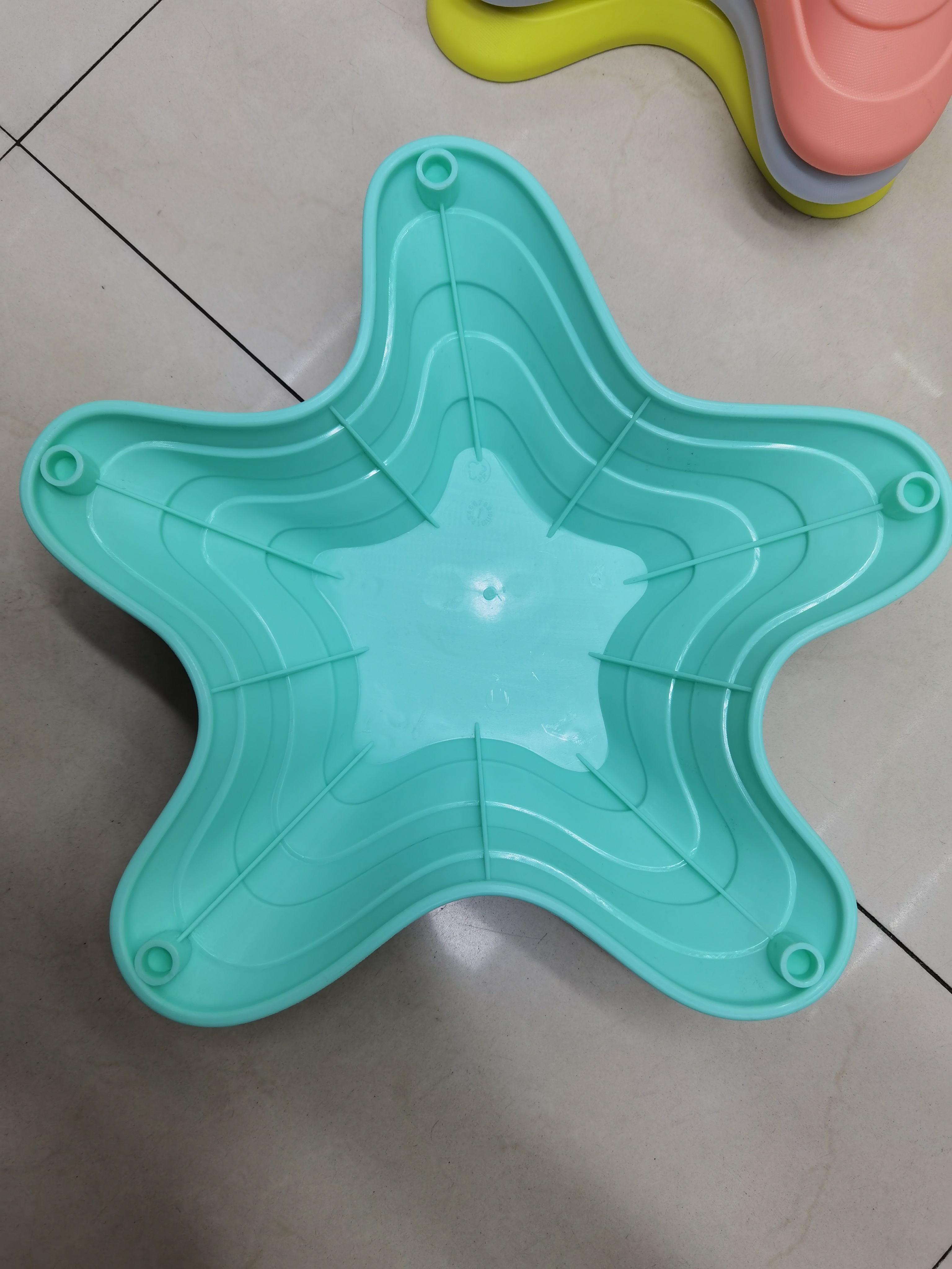 Hualong Toys Starfish Crossing Stones Educational building Blocks DIY plastic children's toy building blocks processing and customization Application Scenario