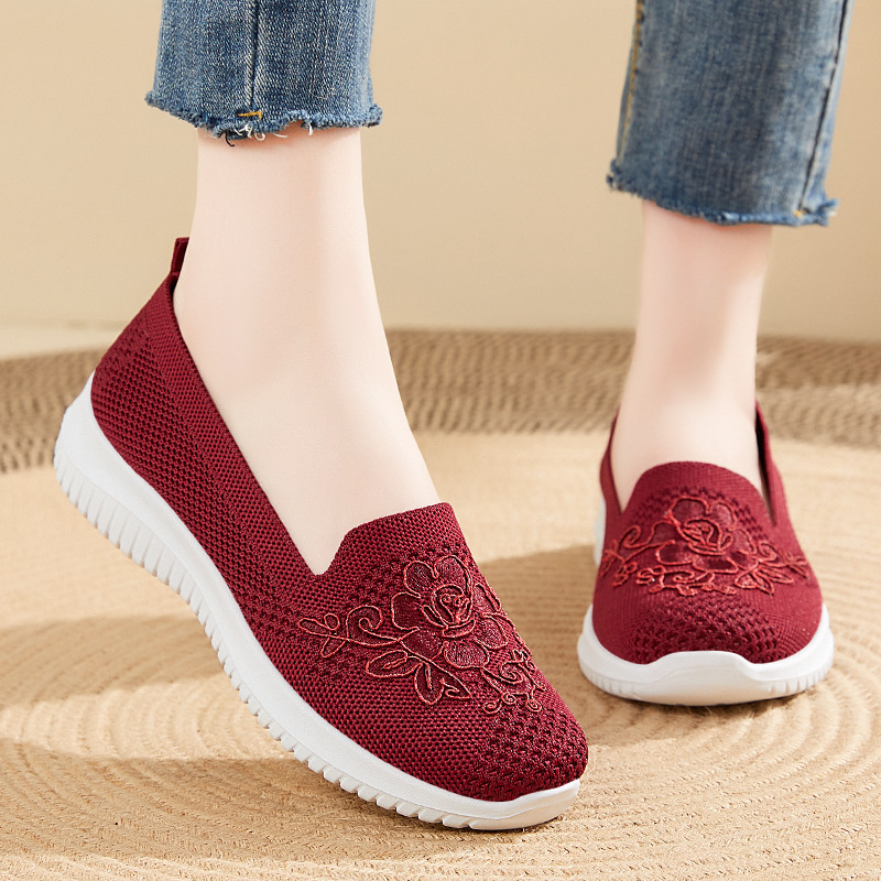 Women's shoes 2025 New style, old Beijing cloth shoes, embroidered mom shoes, shallow opening, one-step women's shoes factory, breathable and comfortable details Picture