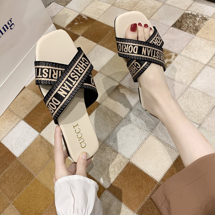The popular large-sized 42 slippers for women's outdoor wear in summer 2025, a new European and American fashion one-piece flat sandals 41 Application Scenario