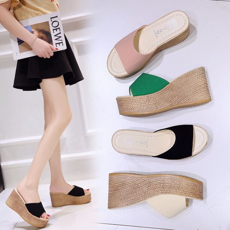 New thick-soled women's European and American fashion flip-flops for summer 2025, one-word Korean women's high-heeled outerwear flip-flops full figure