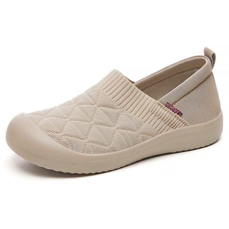 The new autumn collection of shoes for women features custom-made flat shoes with soft soles that are comfortable and versatile. These are mom shoes and old Beijing cloth shoes for women Item Picture