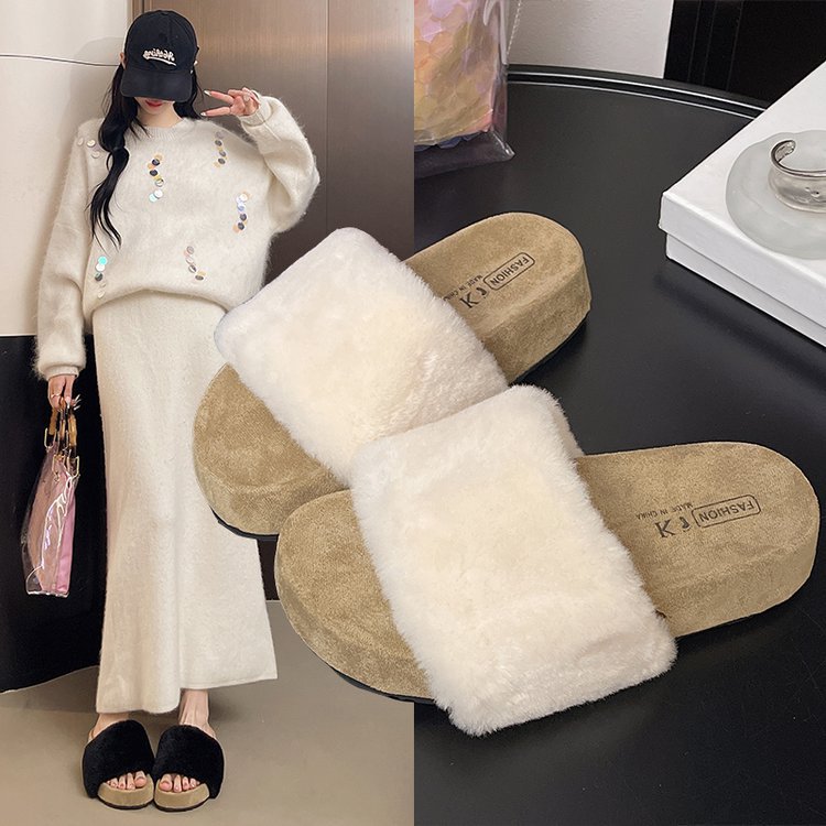 The new thick-soled one-shoulder slippers for women's outerwear in the autumn and winter of 2025 are versatile and casual, with open-toe furry shoes and cool slippers in vogue details Picture