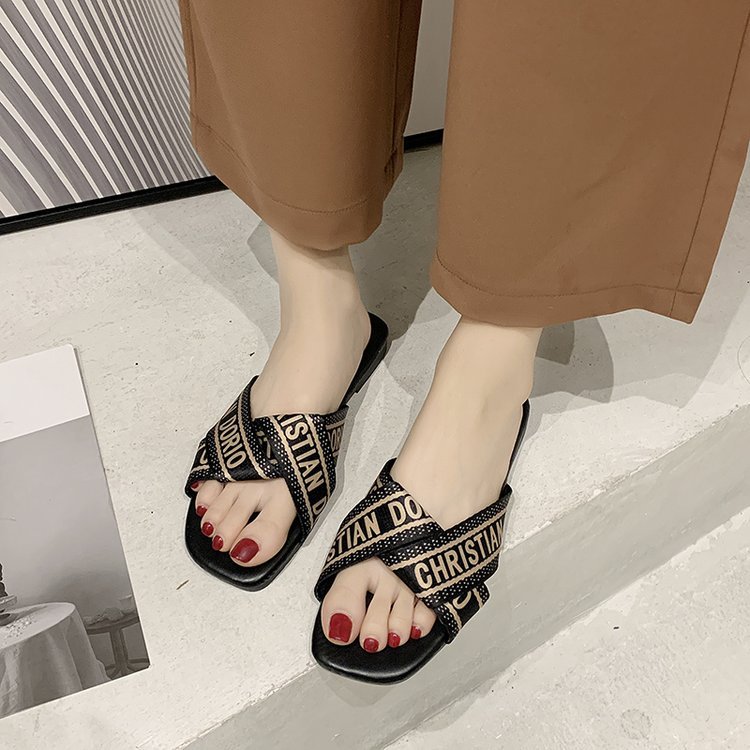 The popular large-sized 42 slippers for women's outdoor wear in summer 2025, a new European and American fashion one-piece flat sandals 41 details Picture