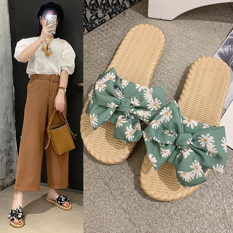 The 2025 new summer Korean version of the trendy flip-flops for women's outerwear, featuring floral bows and flat, fashionable soft soles details Picture
