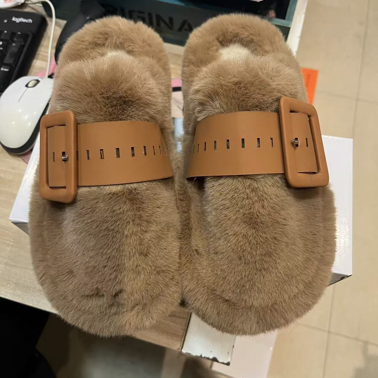 Wholesale of thick-soled, headband, furry slippers for women to wear outside in the winter of 2025, with belt buckles, fashionable and warm plush slippers Application Scenario