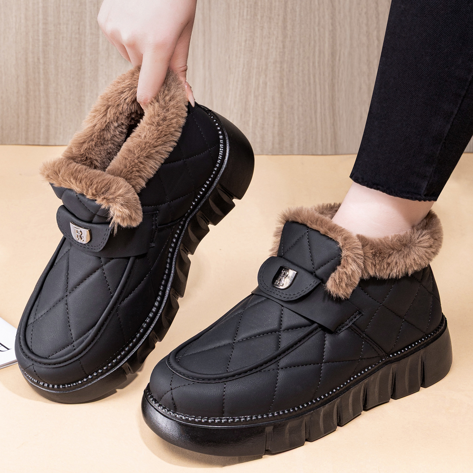 Women's winter outerwear cotton shoes, Korean-style fashionable thick-soled snow boots, thick fleece height-increasing cotton boots, comfortable to wear with one foot full figure