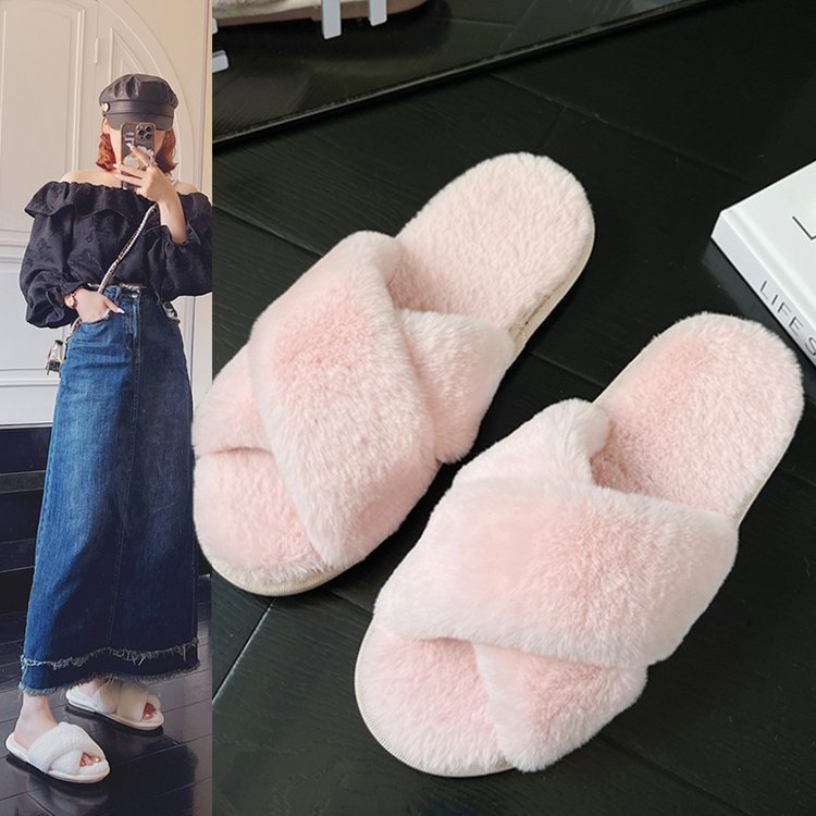 For autumn and winter, there are fluffy and fashionable home items. Cross-toe exposed outerwear, fluffy slippers, women's flat anti-slip cotton slippers, and warm women's shoes full figure