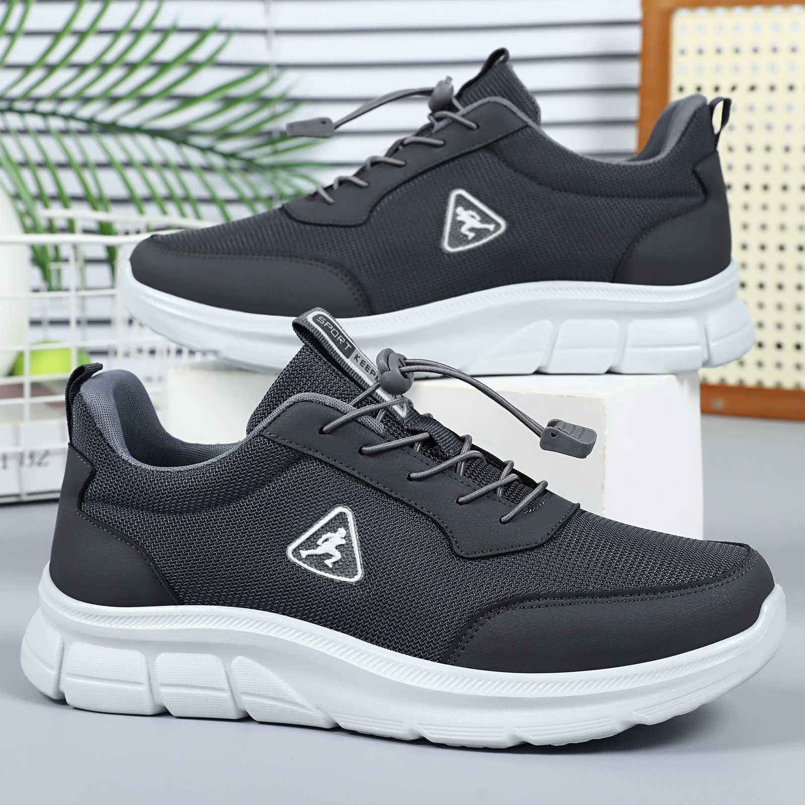 New men's autumn all-in-one casual walking shoes for middle-aged and elderly people. One foot, Dad's shoes are sent on behalf full figure