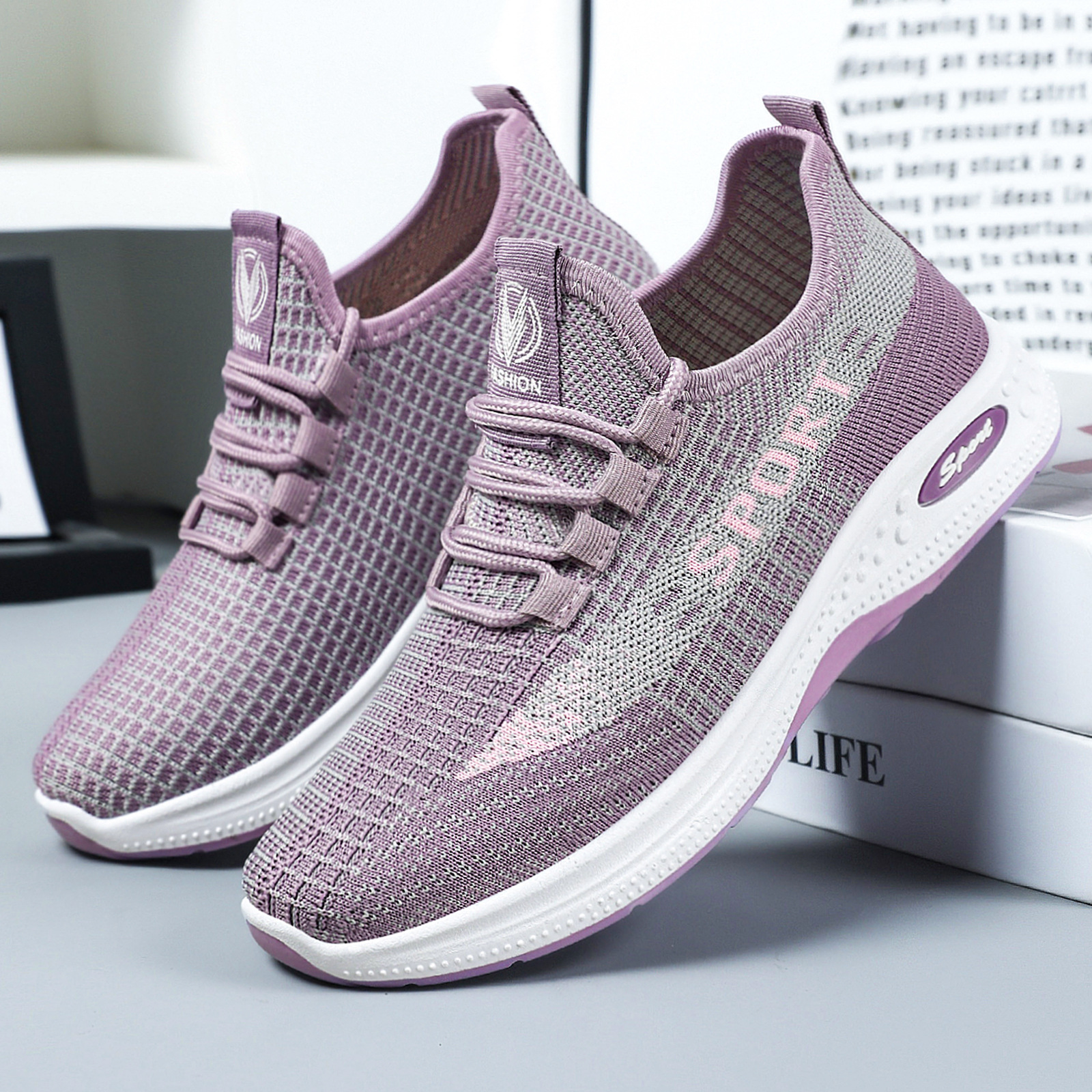 This is a breathable, versatile and non-tiring running shoe for women in autumn. It features a woven mesh design and a soft-soled, comfortable and casual sports shoe full figure