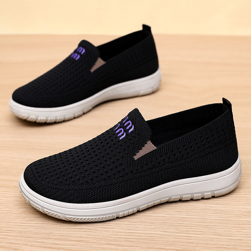 Women's autumn breathable single shoes with soft soles that don't get tired of the feet. Thick-soled casual old Beijing cloth shoes. Women wear mom shoes on one foot full figure