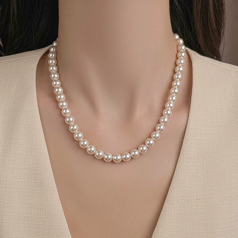 Shi Family Pearl Necklace, a high-quality imitation pearl necklace for the general public, with a light luxury design and a perfect round 2025 new style. It's a versatile bestseller Application Scenario