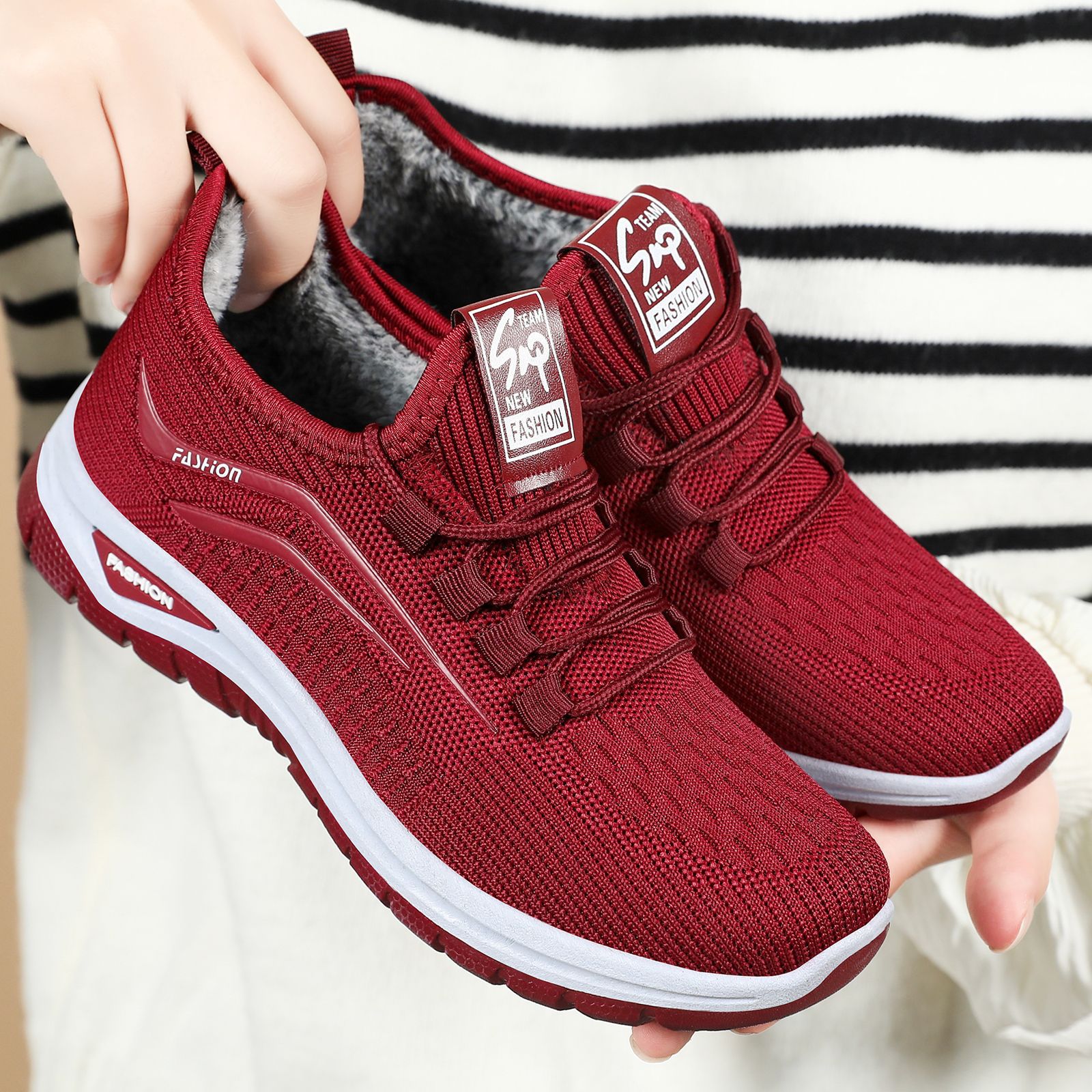 New and old Beijing cotton shoes for women in winter, fleece and thickened, outerwear shoes for elderly mothers, sports and leisure walking shoes, sent on delivery details Picture