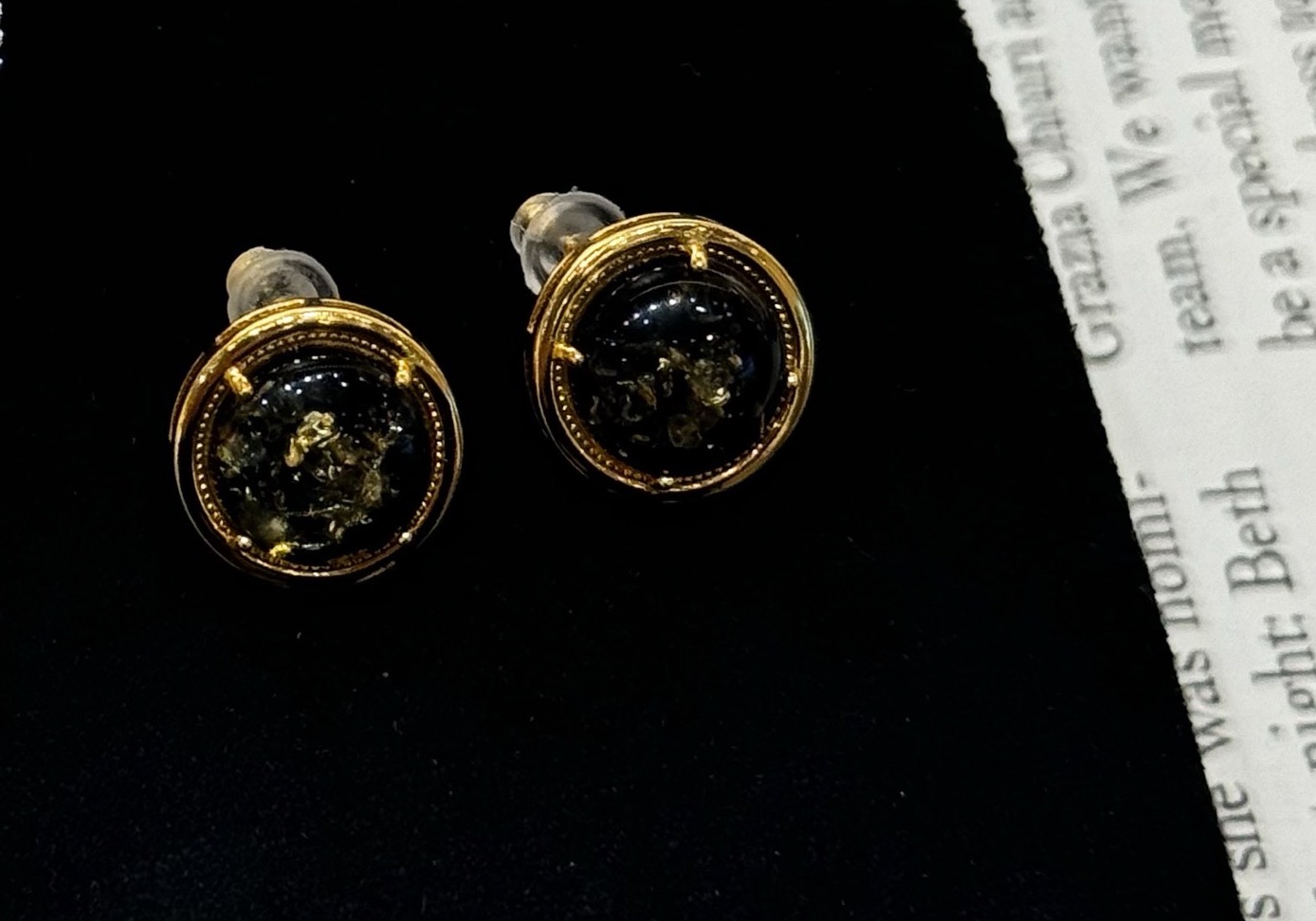 S925银镀金天然花珀镶嵌耳钉金色图
