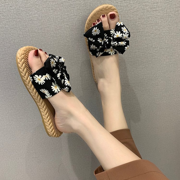 The 2025 new summer Korean version of the trendy flip-flops for women's outerwear, featuring floral bows and flat, fashionable soft soles Application Scenario
