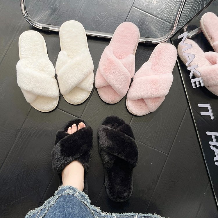 For autumn and winter, there are fluffy and fashionable home items. Cross-toe exposed outerwear, fluffy slippers, women's flat anti-slip cotton slippers, and warm women's shoes Application Scenario