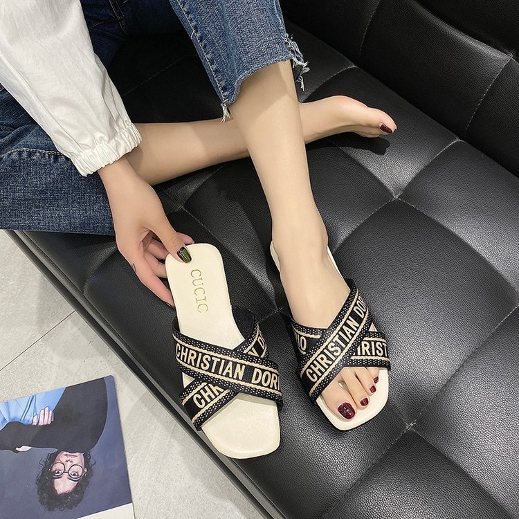 Cross-slipper women's summer outerwear 2025 Summer style simple and fashionable new versatile low-heeled casual Instagram influencer trend Application Scenario