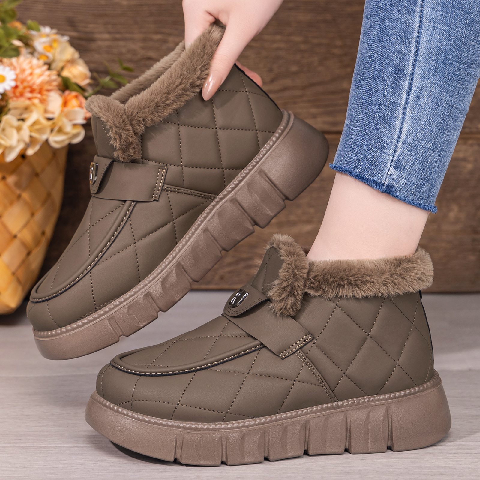 Women's winter outerwear cotton shoes, Korean-style fashionable thick-soled snow boots, thick fleece height-increasing cotton boots, comfortable to wear with one foot details Picture