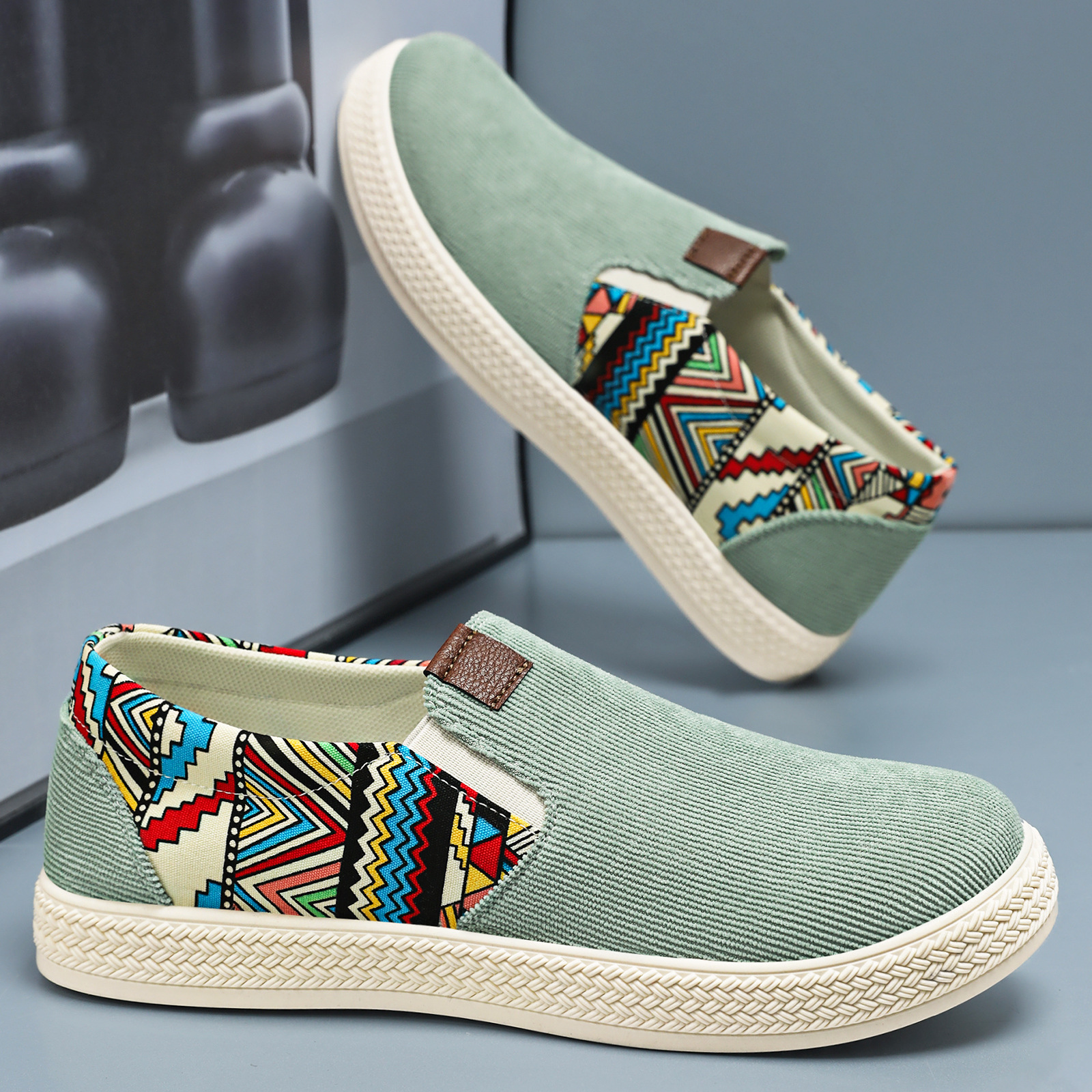 In autumn, the old Beijing men's cloth shoes are breathable canvas shoes. They are casual men's single shoes with a ethnic style and trendy men's cloth shoes details Picture