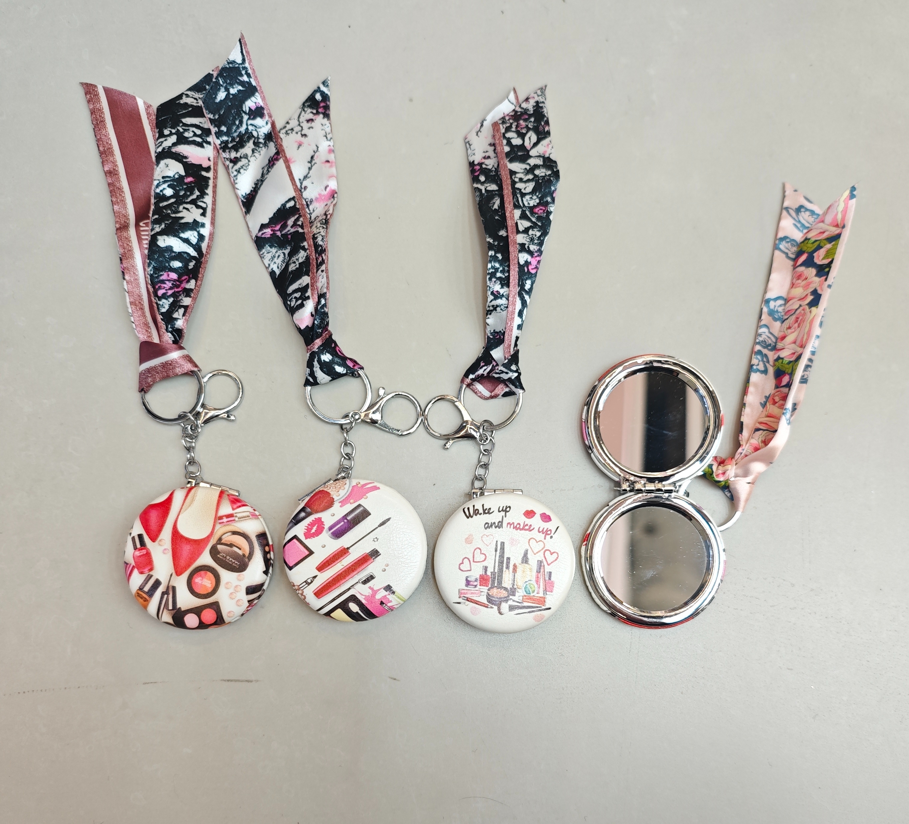Quality-oriented makeup mirror, bread portable mirror, heart-shaped Valentine's Day convenient and small mirror, round mirror with keychain details Picture