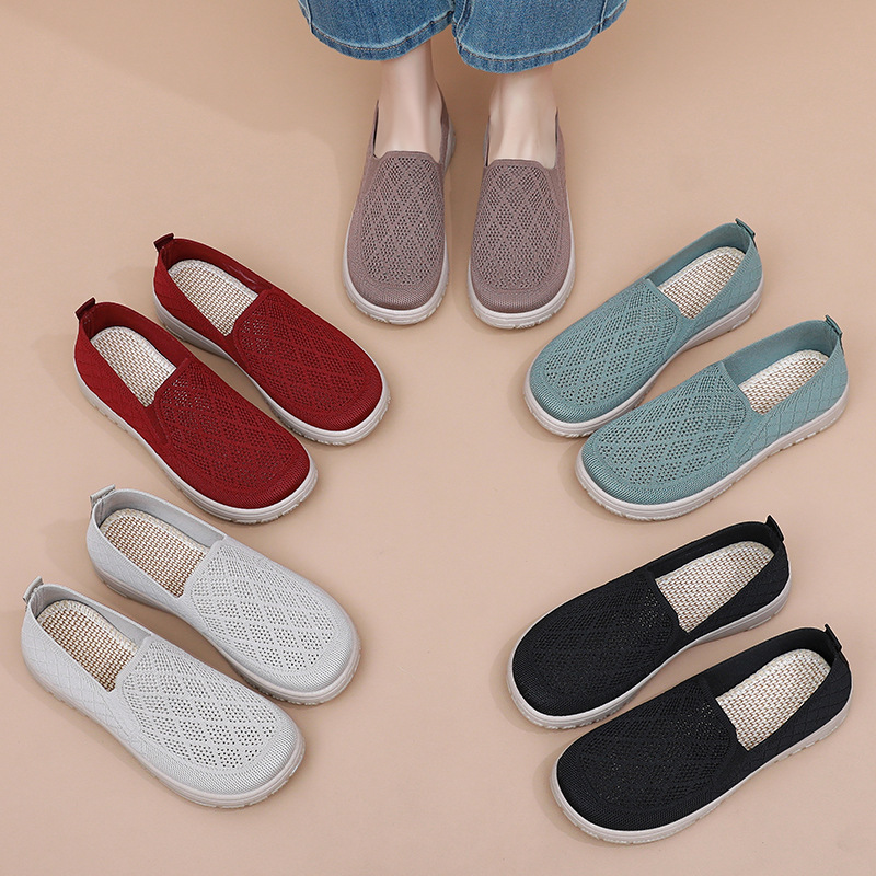 New casual shoes that are versatile for women. Old Beijing cloth shoes, shallow and flat shoes, soft soles, comfortable mom shoes Application Scenario