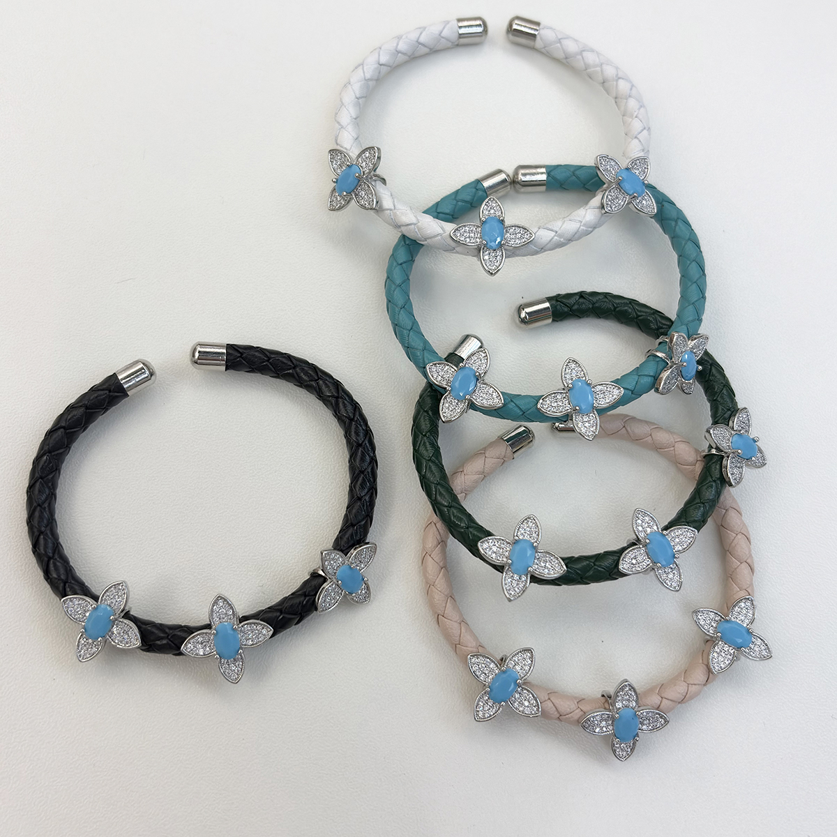 新款简约花朵形状女士手镯精致皮绳手镯开口设计方便佩戴女生珠宝校园闺蜜生日手链