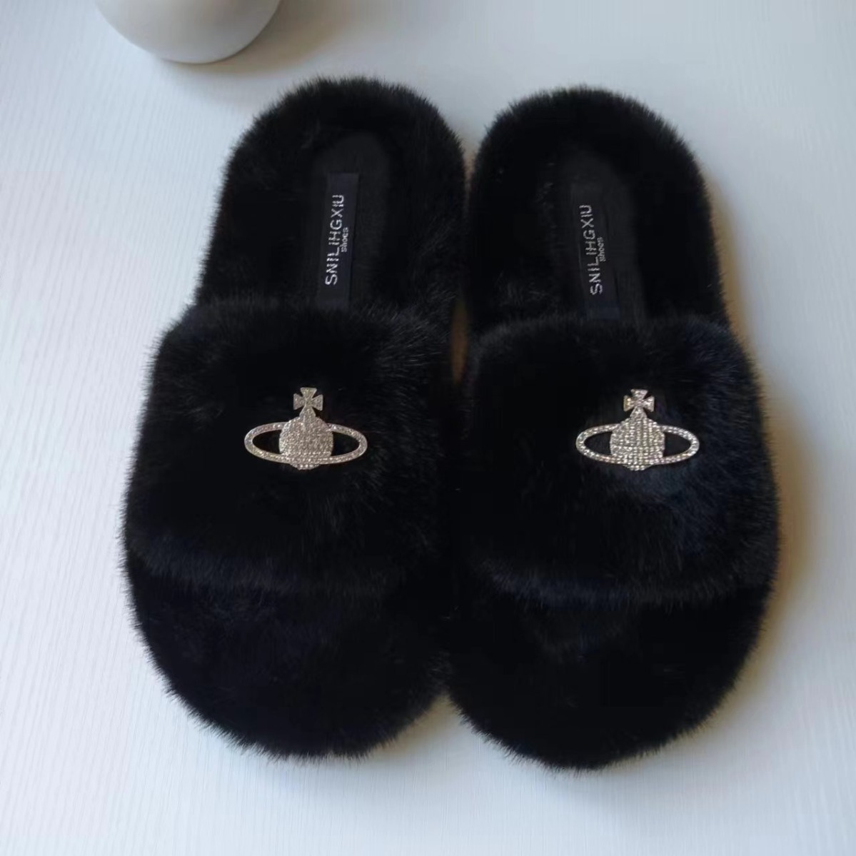 Crown rhinestone accessories, furry slippers, women's outerwear, 2025 autumn/Winter new Roman-style cotton slippers, home plush slippers Application Scenario