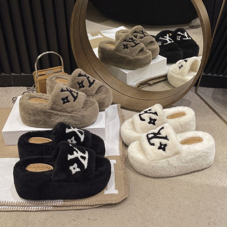 The new thick-soled 8-centimeter woolen slippers for women in the autumn and winter of 2025 are comfortable, versatile, warm and can be worn as outerwear with thermal cotton slippers Application Scenario