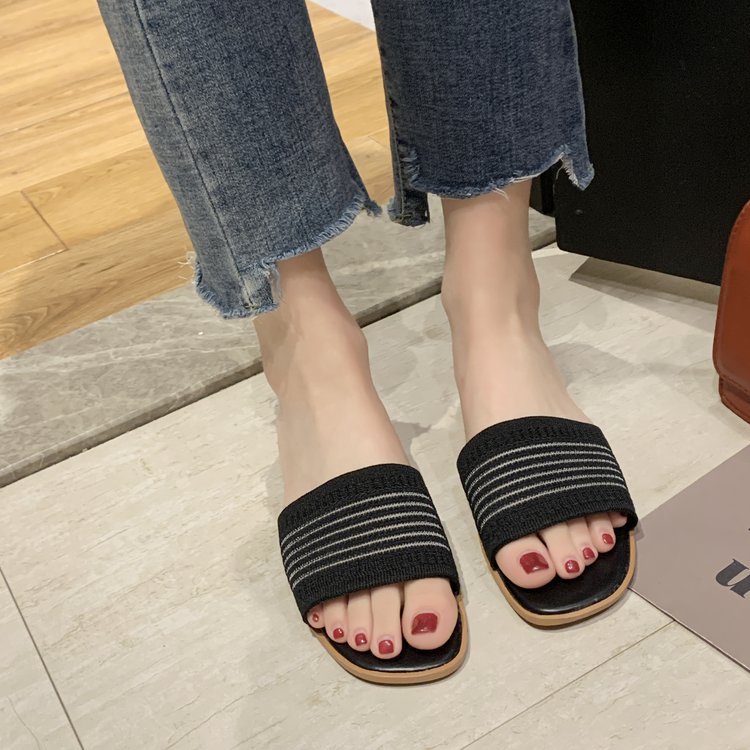 Flat flip-flops for women to wear outside 2025 summer new fashion flip-flops, internet-famous knitted one-line student lazy slippers Application Scenario