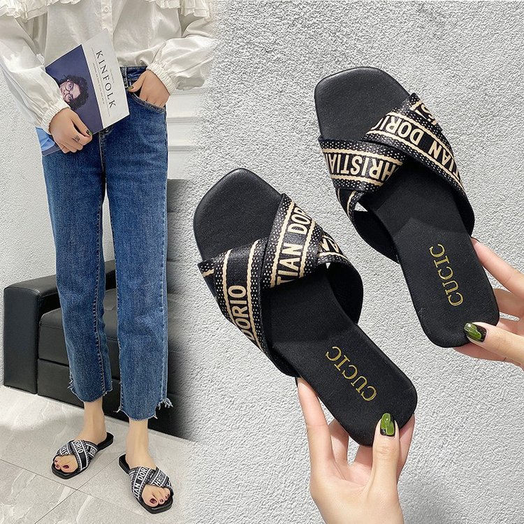 Cross-slipper women's summer outerwear 2025 Summer style simple and fashionable new versatile low-heeled casual Instagram influencer trend full figure
