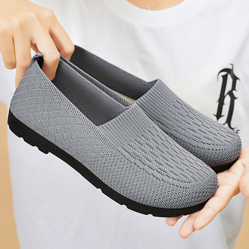 Autumn new styles of women's shoes, mugwort shoes, old Beijing cloth shoes, large-sized casual shoes, and shoes for middle-aged and elderly mothers full figure