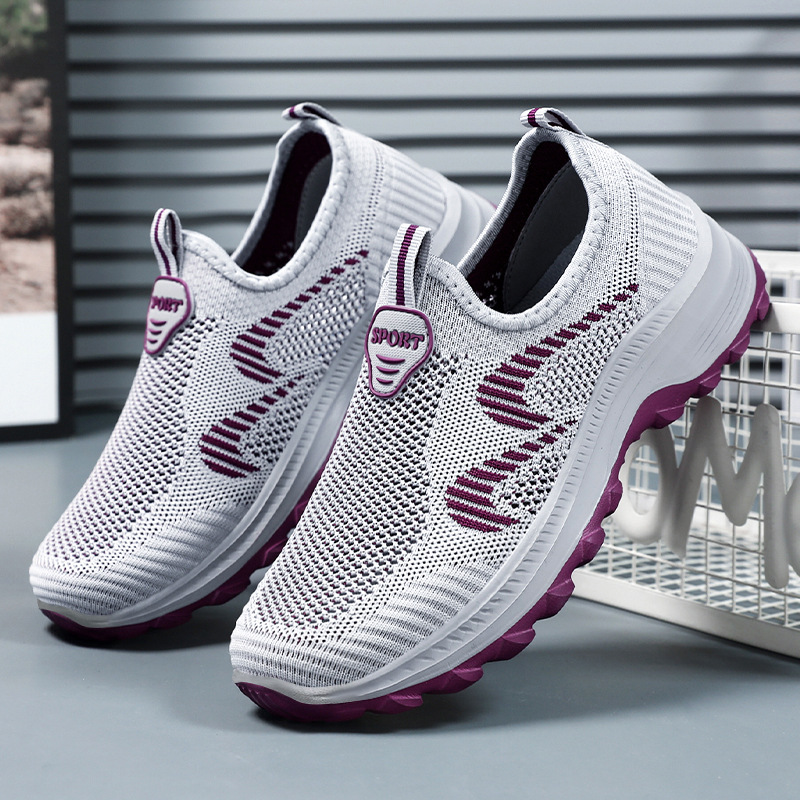 Women's shoes, versatile autumn new style casual sports shoes for middle-aged and elderly people, old Beijing walking shoes, mom shoes sent on behalf full figure
