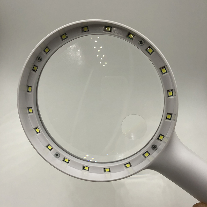 Charging TS108-20L magnifying glass, diameter 108mm, high-definition reinforced acrylic lens, LED light, three-level brightness, with light, magnifying glass, card-type magnifying glass, super magnifying glass Application Scenario