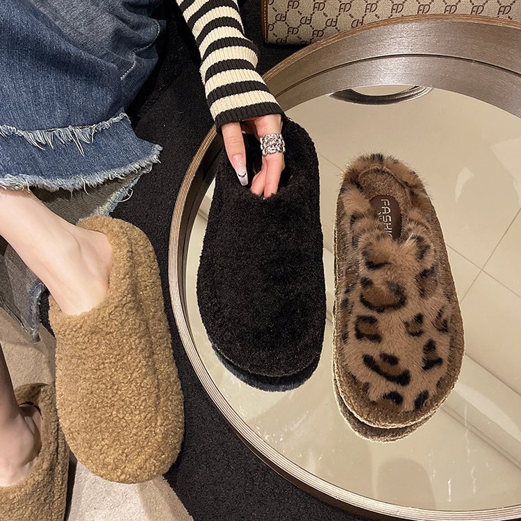 MAO MAO Slippers Women's outerwear 2025 new winter Korean-style flat lazy mules with fleece toe half-slipper Application Scenario