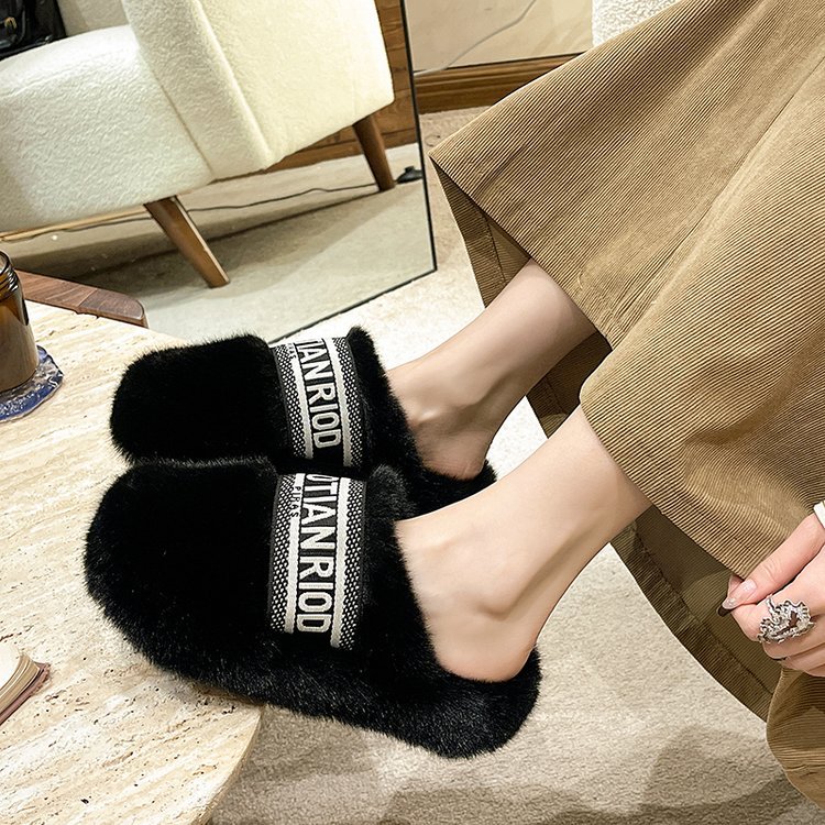 2025 Autumn/Winter new Korean-style fashionable lettered warm woolen slippers for women, thick-soled 6CM cotton slippers with a toe cap Application Scenario
