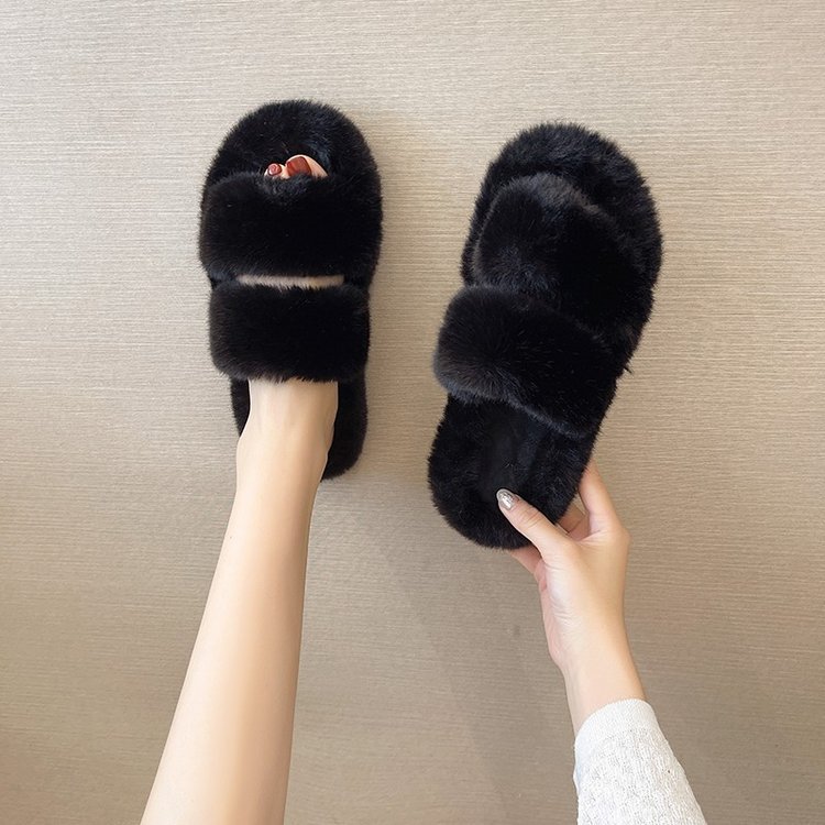 The popular "MAO MAO Slippers" for women's outdoor wear in the autumn and winter of 2025 are new flat cool slippers for women's indoor use Application Scenario