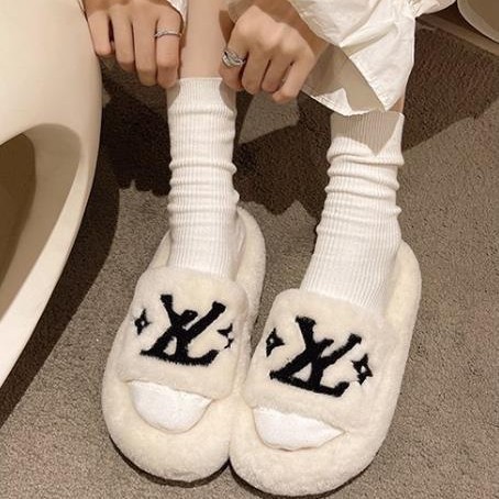 The popular thick-soled woolen slippers for women's outerwear in the autumn and winter of 2025 are fashionable and comfortable. The letter cotton slippers are a trend of women's shoes Specification drawing