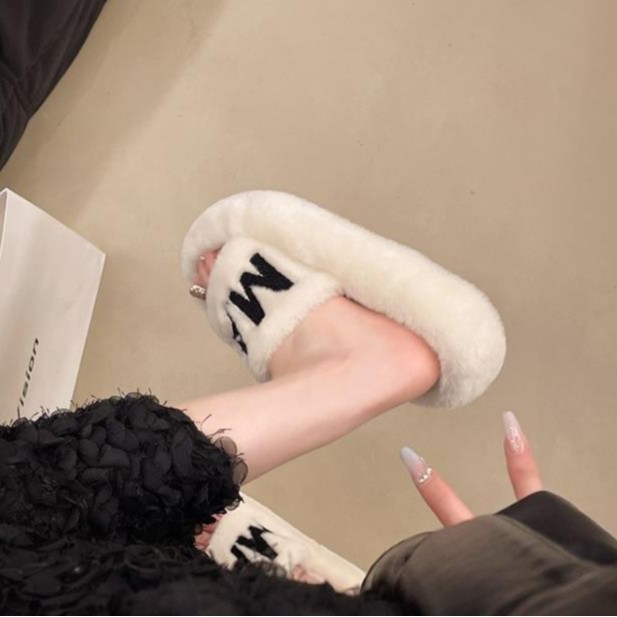 Trendy brand thick-soled woolen slippers for women, 2025 new short fleece one-shoulder slippers. Pair with socks for autumn and winter and wear cotton slippers on top Application Scenario