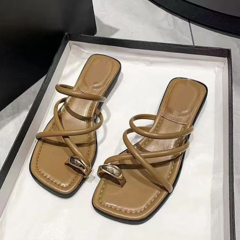 Wholesale of new summer fashion and versatile thick-soled cross-belt low-heeled beach flip-flops for women to wear abroad Application Scenario