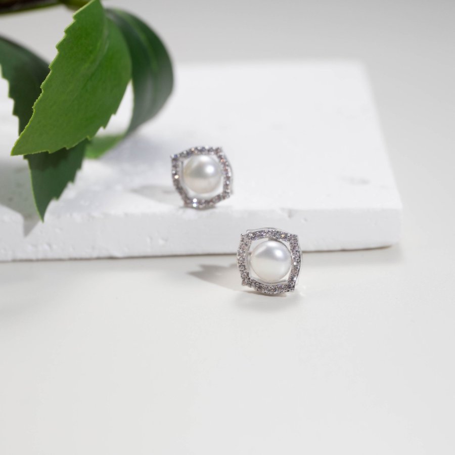 The new ultra-ethereal, dreamy and simple freshwater pearl copper plated with real gold S925 silver needle earrings exude an elegant, fresh and exquisite charm, with a high-end and refined demeanor Specification drawing